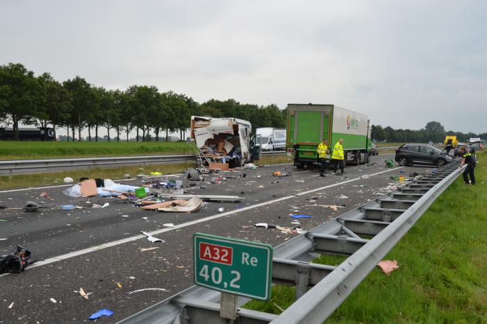 Snelweg bezaaid met brokstukken na verkeersongeval