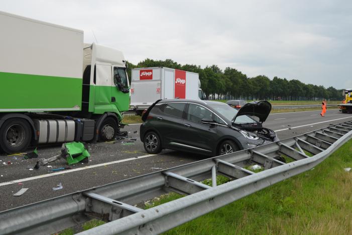 Snelweg bezaaid met brokstukken na verkeersongeval