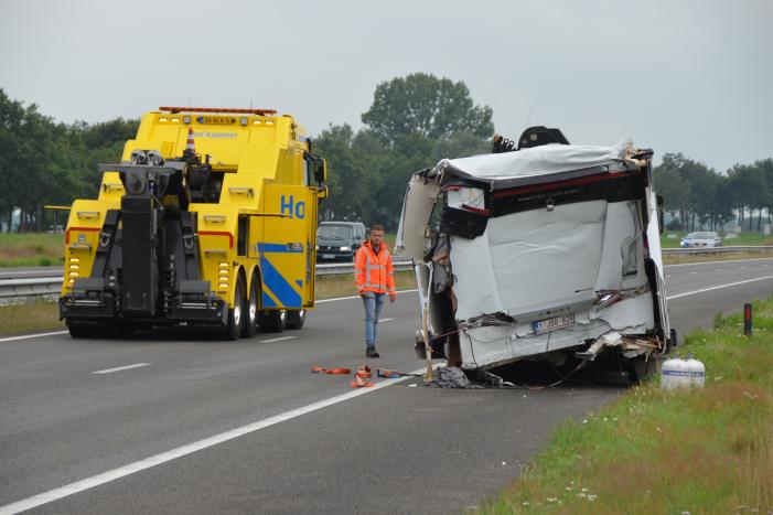 Snelweg bezaaid met brokstukken na verkeersongeval