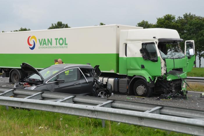 Snelweg bezaaid met brokstukken na verkeersongeval