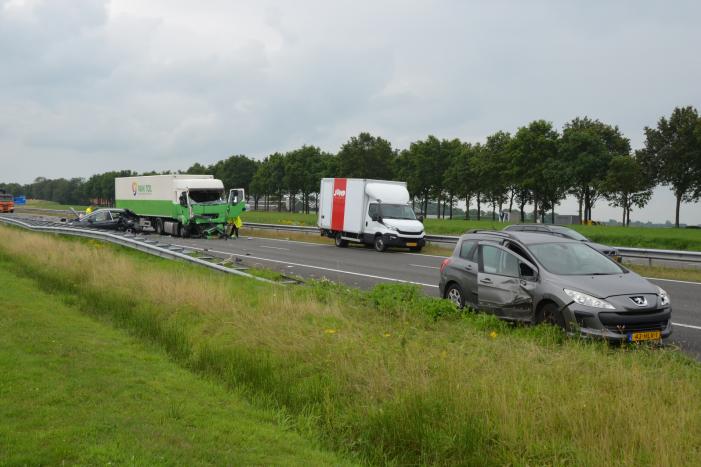 Snelweg bezaaid met brokstukken na verkeersongeval