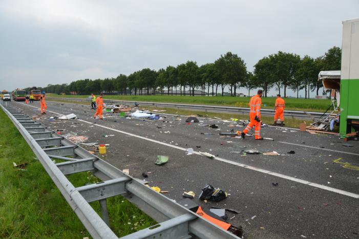 Snelweg bezaaid met brokstukken na verkeersongeval