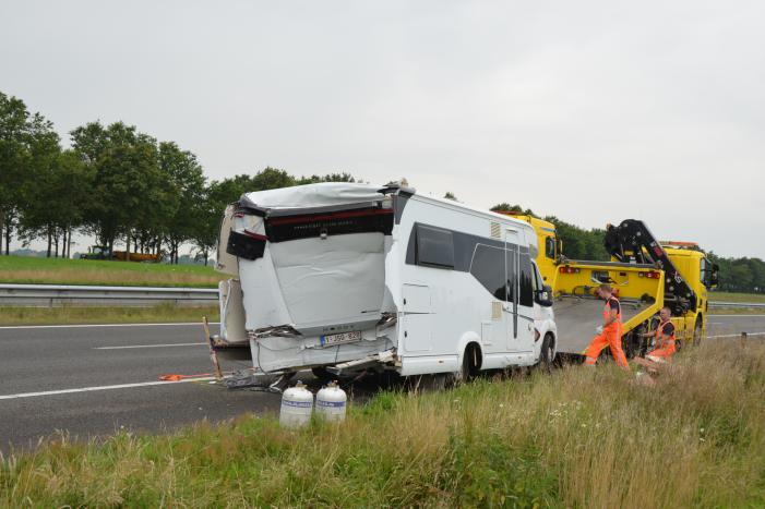 Snelweg bezaaid met brokstukken na verkeersongeval