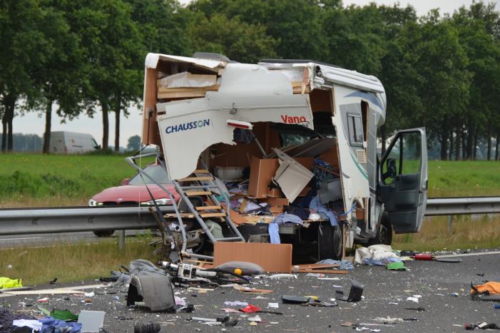 Snelweg bezaaid met brokstukken na verkeersongeval