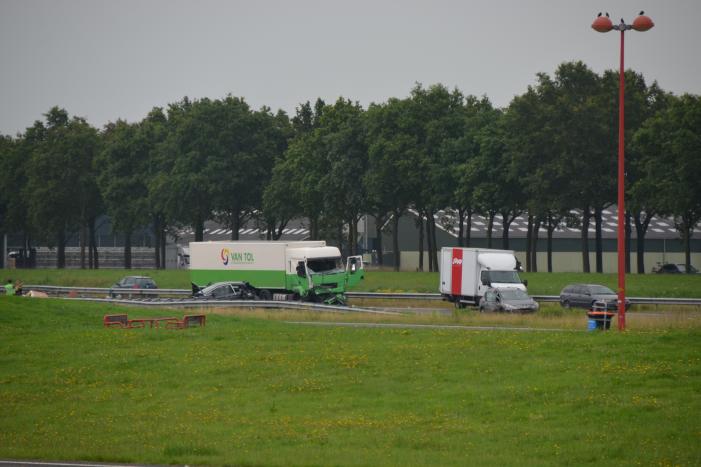 Snelweg bezaaid met brokstukken na verkeersongeval