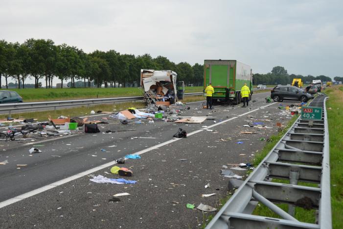 Snelweg bezaaid met brokstukken na verkeersongeval