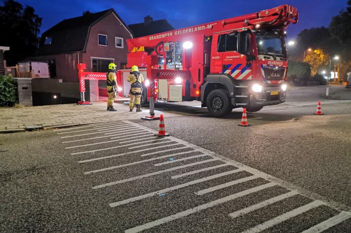 Inspectie aan schoorsteen na gescheurde dekplaat