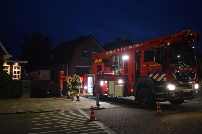 Inspectie aan schoorsteen na gescheurde dekplaat