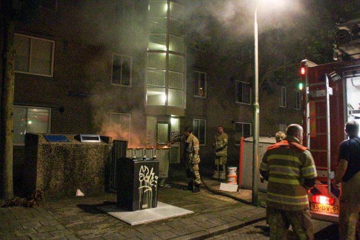 Brand in container laat rookmelder in woning afgaan