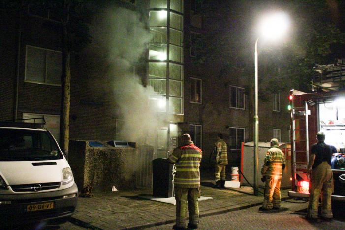 Brand in container laat rookmelder in woning afgaan