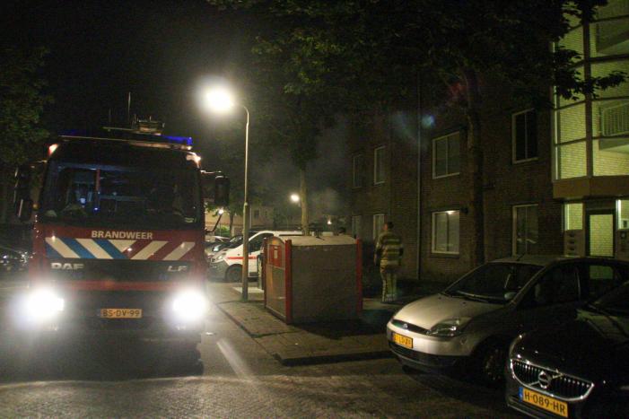 Brand in container laat rookmelder in woning afgaan