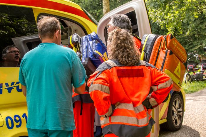 Auto raakt door onbekende oorzaak te water