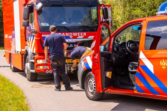 Bestelbus brandweer rijdt zichzelf vast