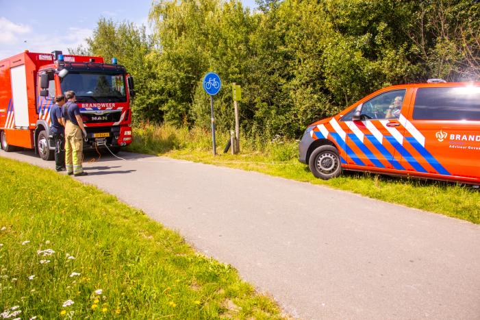 Bestelbus brandweer rijdt zichzelf vast