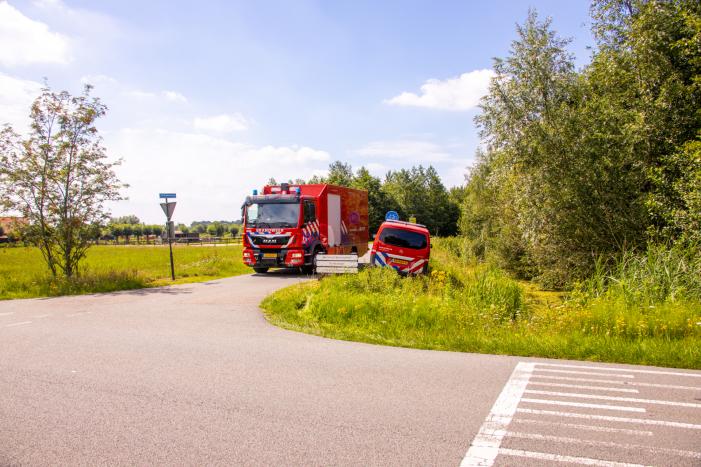 Bestelbus brandweer rijdt zichzelf vast