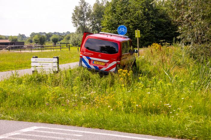 Bestelbus brandweer rijdt zichzelf vast