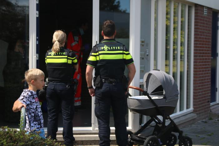 Kinderwagen met baby raakt te water