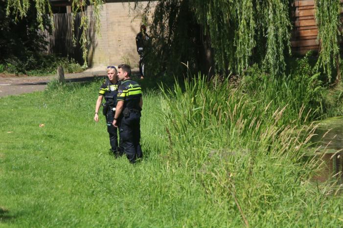 Kinderwagen met baby raakt te water