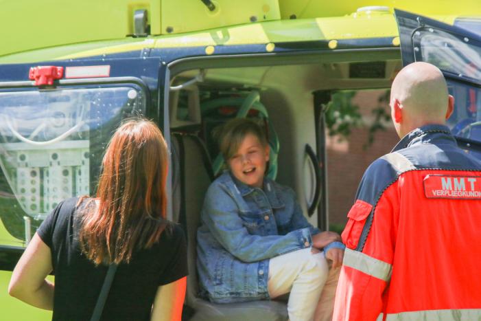 Kinderwagen met baby raakt te water