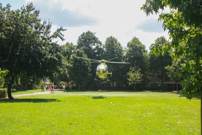 Kinderwagen met baby raakt te water