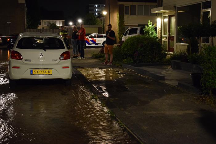 Straat afgezet na gesprongen waterleiding