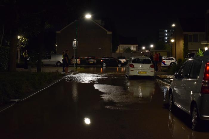 Straat afgezet na gesprongen waterleiding