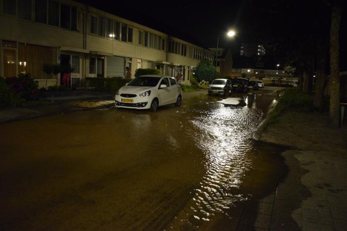 Straat afgezet na gesprongen waterleiding