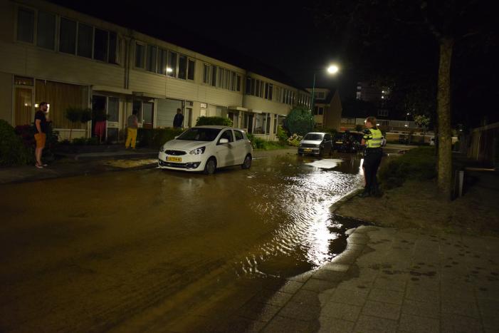 Straat afgezet na gesprongen waterleiding