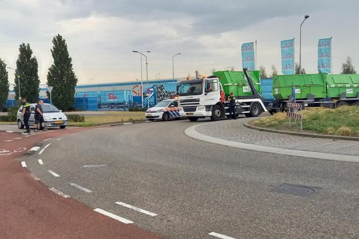 Fietser aangereden door auto op rotonde