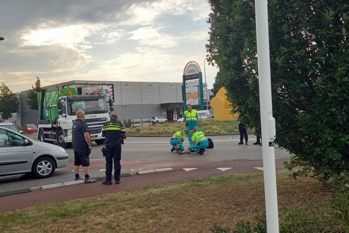 Fietser aangereden door auto op rotonde