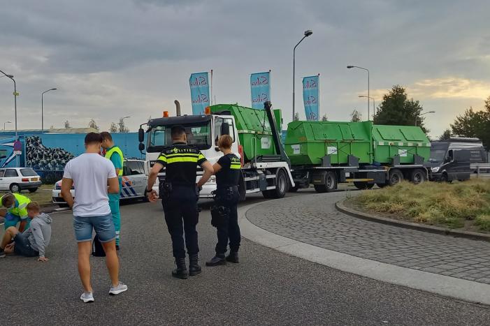 Fietser aangereden door auto op rotonde