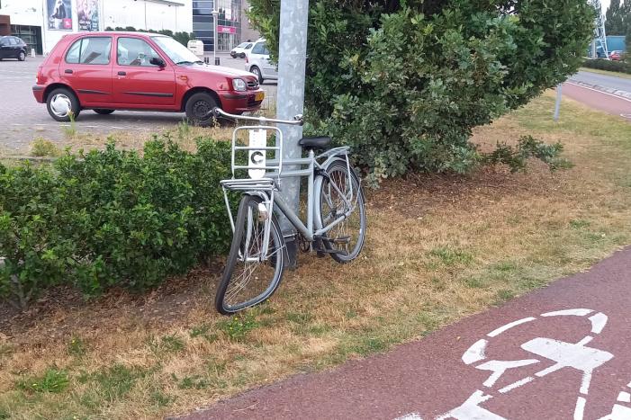 Fietser aangereden door auto op rotonde