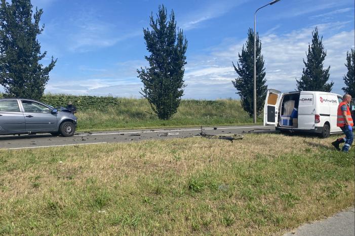 Drie voertuigen betrokken bij frontale aanrijding