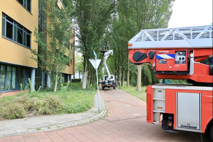 Glazenwasser vier uur vast in hoogwerker