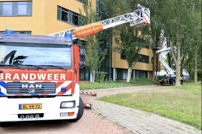 Glazenwasser vier uur vast in hoogwerker