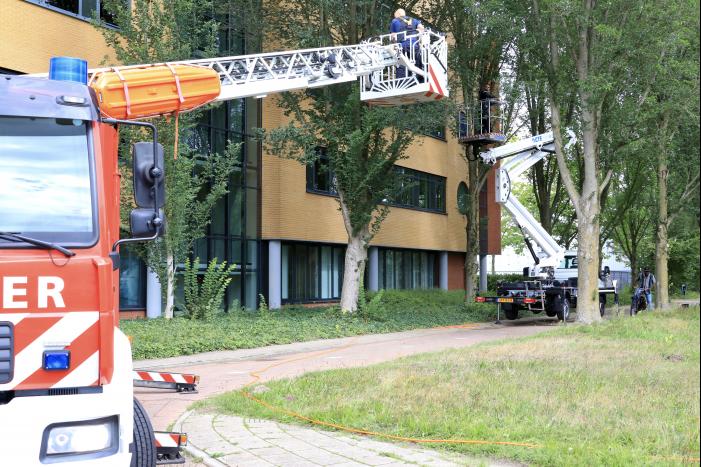 Glazenwasser vier uur vast in hoogwerker