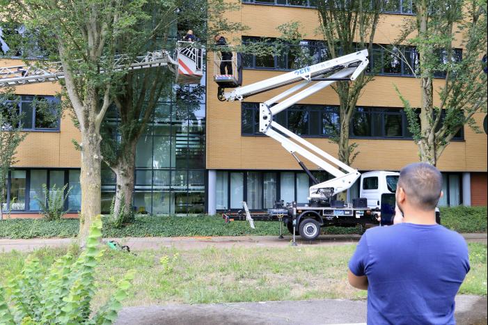 Glazenwasser vier uur vast in hoogwerker