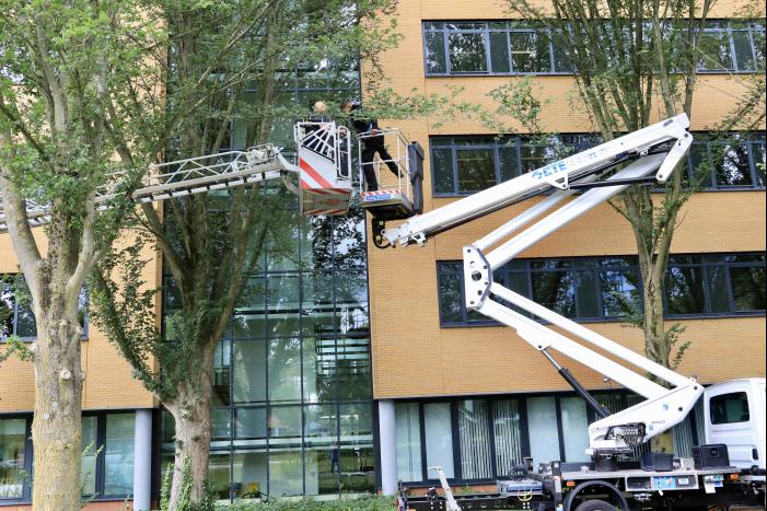 Glazenwasser vier uur vast in hoogwerker