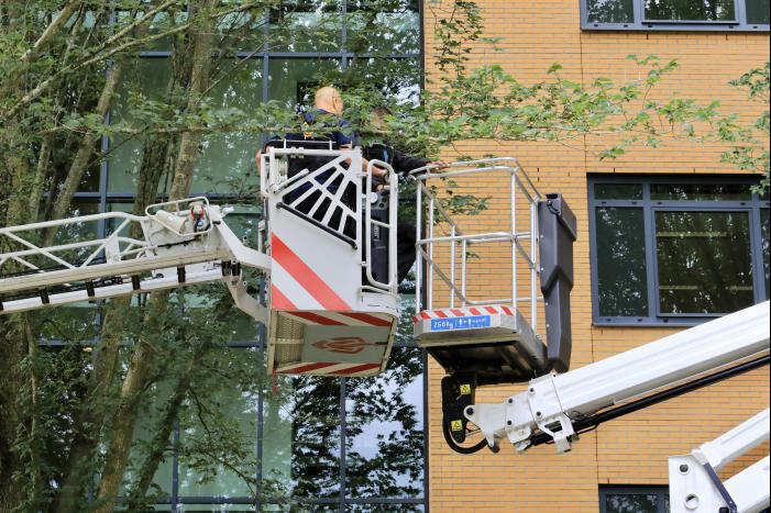 Glazenwasser vier uur vast in hoogwerker