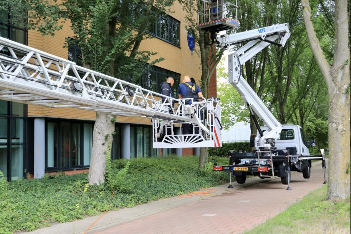 Glazenwasser vier uur vast in hoogwerker