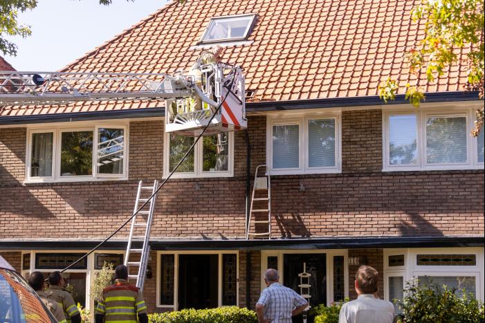 Verfbrander zet dak in brand