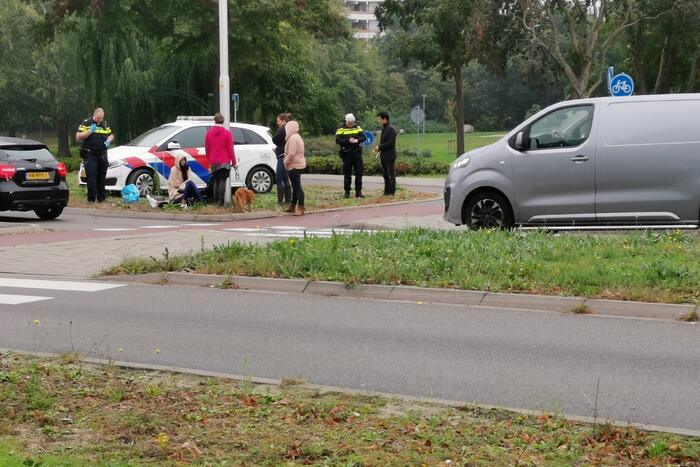 Opzittende scooter gewond na ongeval met auto