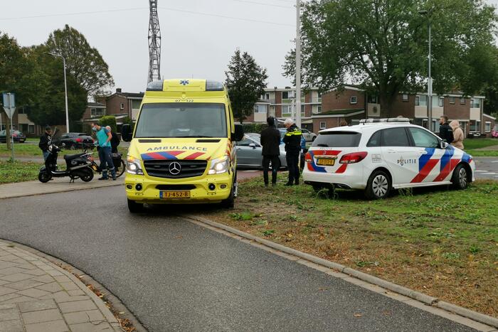 Opzittende scooter gewond na ongeval met auto