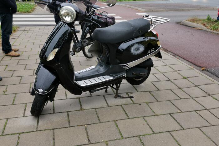 Opzittende scooter gewond na ongeval met auto