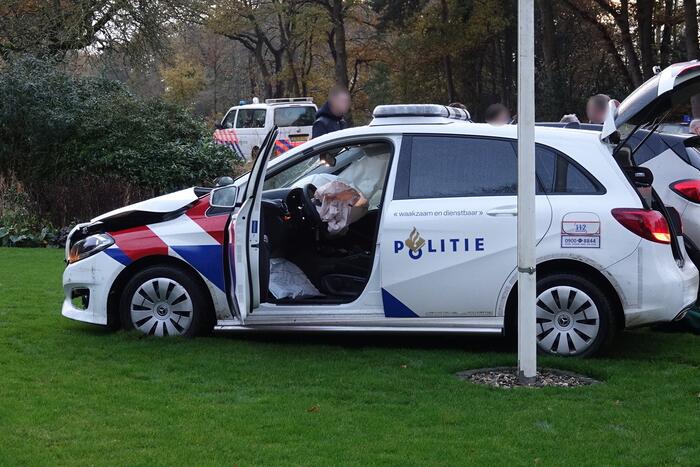 Politieauto belandt in tuin na aanrijding