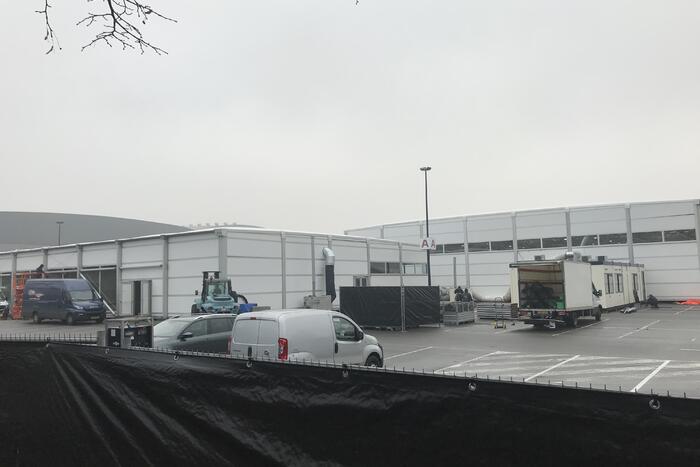 Parkeerterrein vliegveld omgebouwd tot GGD XL-teststraat