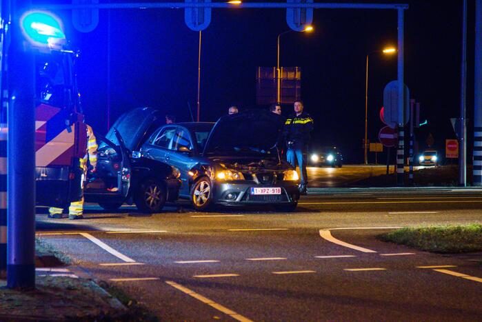 Persoon gewond bij botsing tussen twee auto's