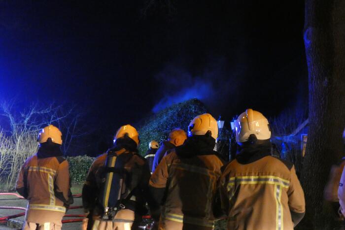 Brandweer blust brand op hooizolder