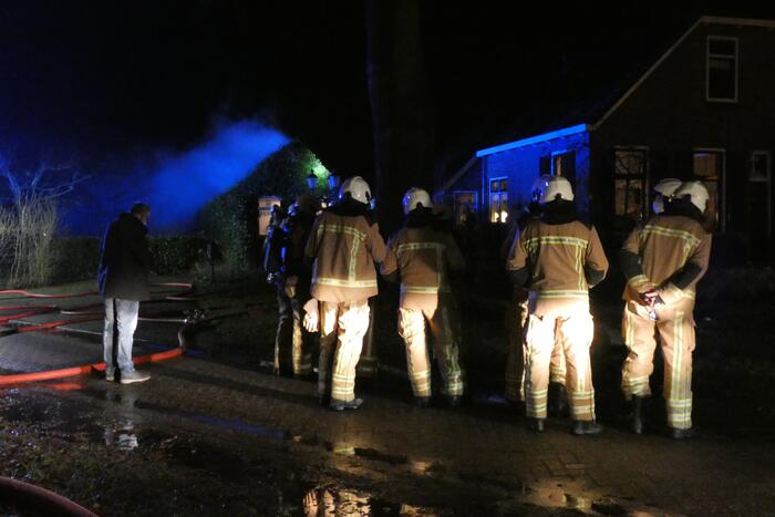 Brandweer blust brand op hooizolder