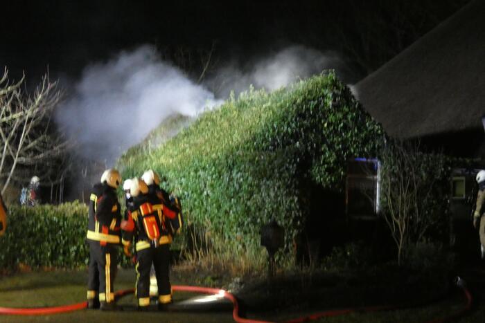 Brandweer blust brand op hooizolder